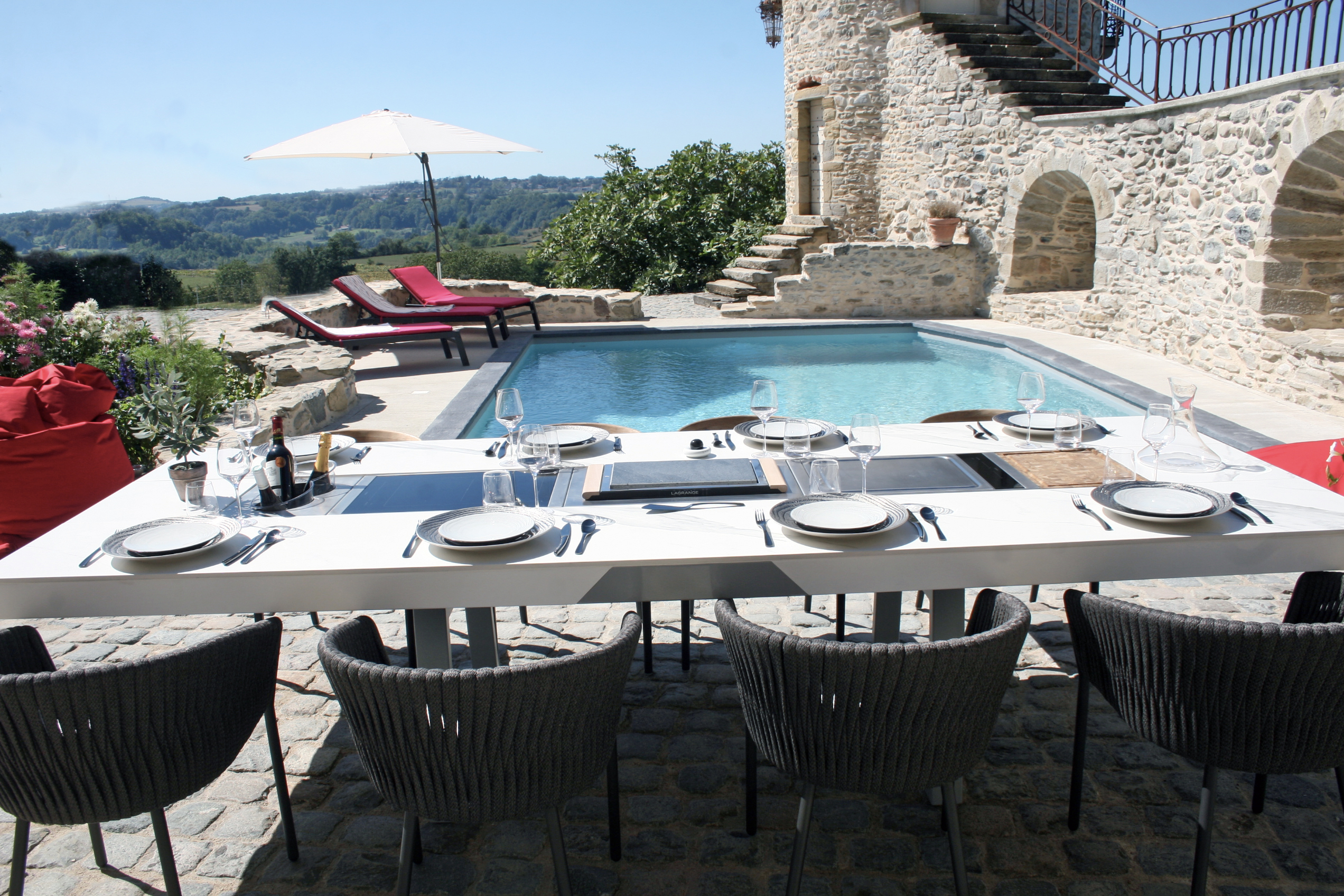 table d'extérieur agathe sur mesure avec appareils et accessoires intégrés